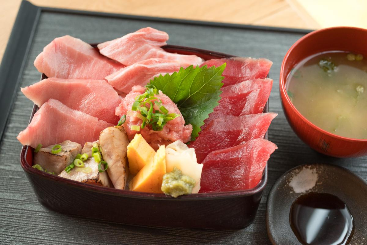 「天然みなみまぐろ重」1850円（右から時計回りに赤身、ガリ、わさび、卵焼き、中トロの炙り、中トロ、大トロ、中央がたたき）