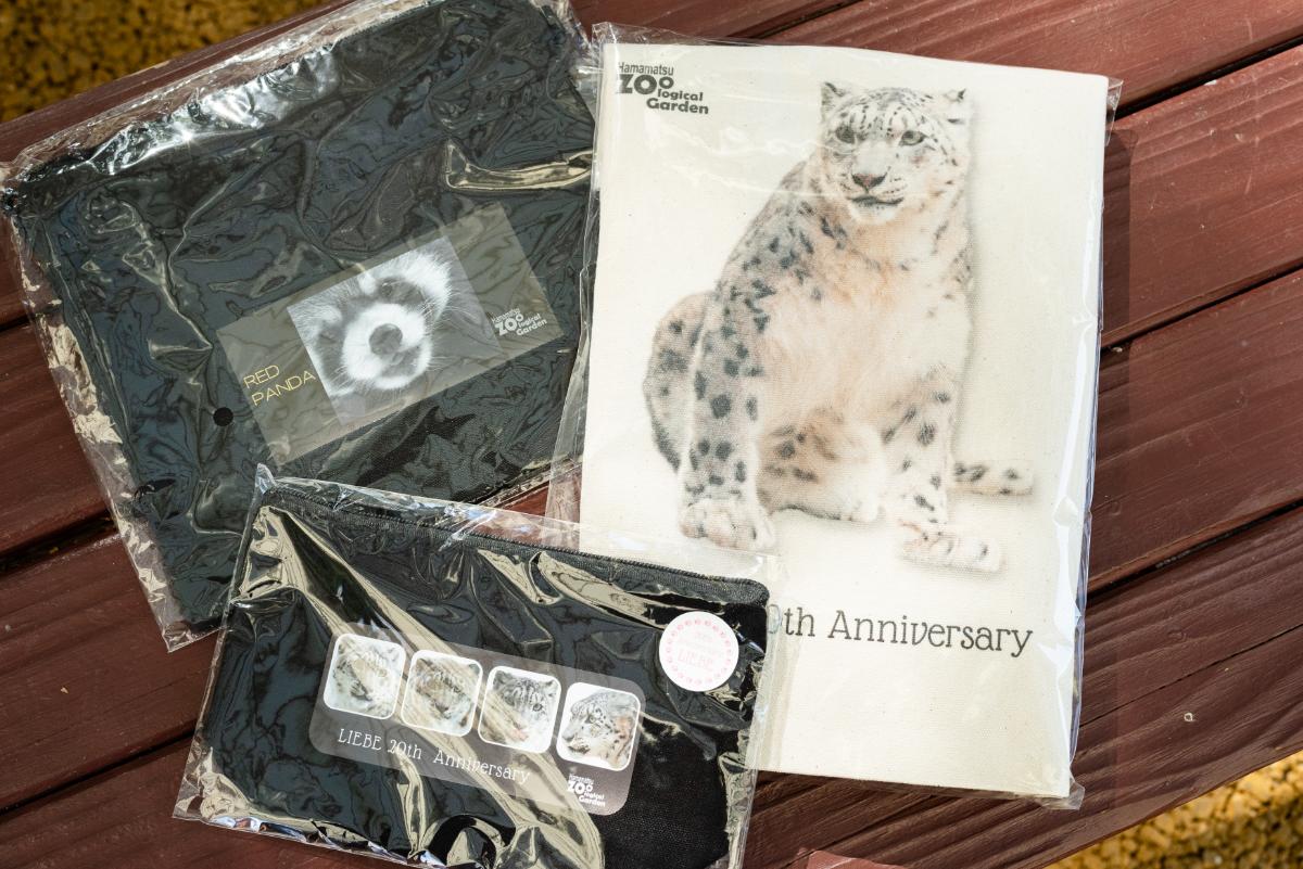 「サコッシュ」1500円、「トートバッグ」1800円、「ポーチ」1200円