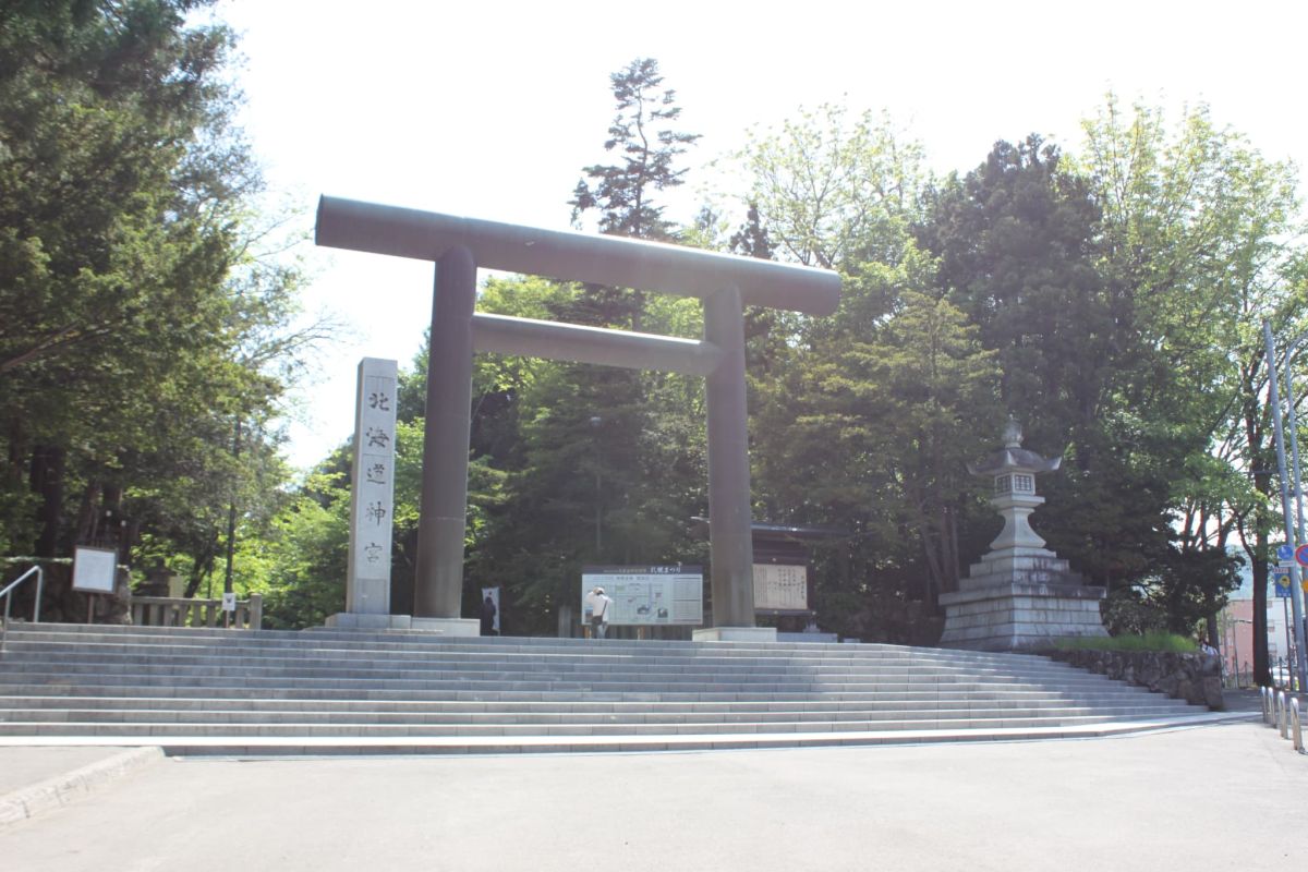 北１条通に面し、拝殿の正面に位置する第二鳥居。春には参道の両脇を桜の花々が彩ります