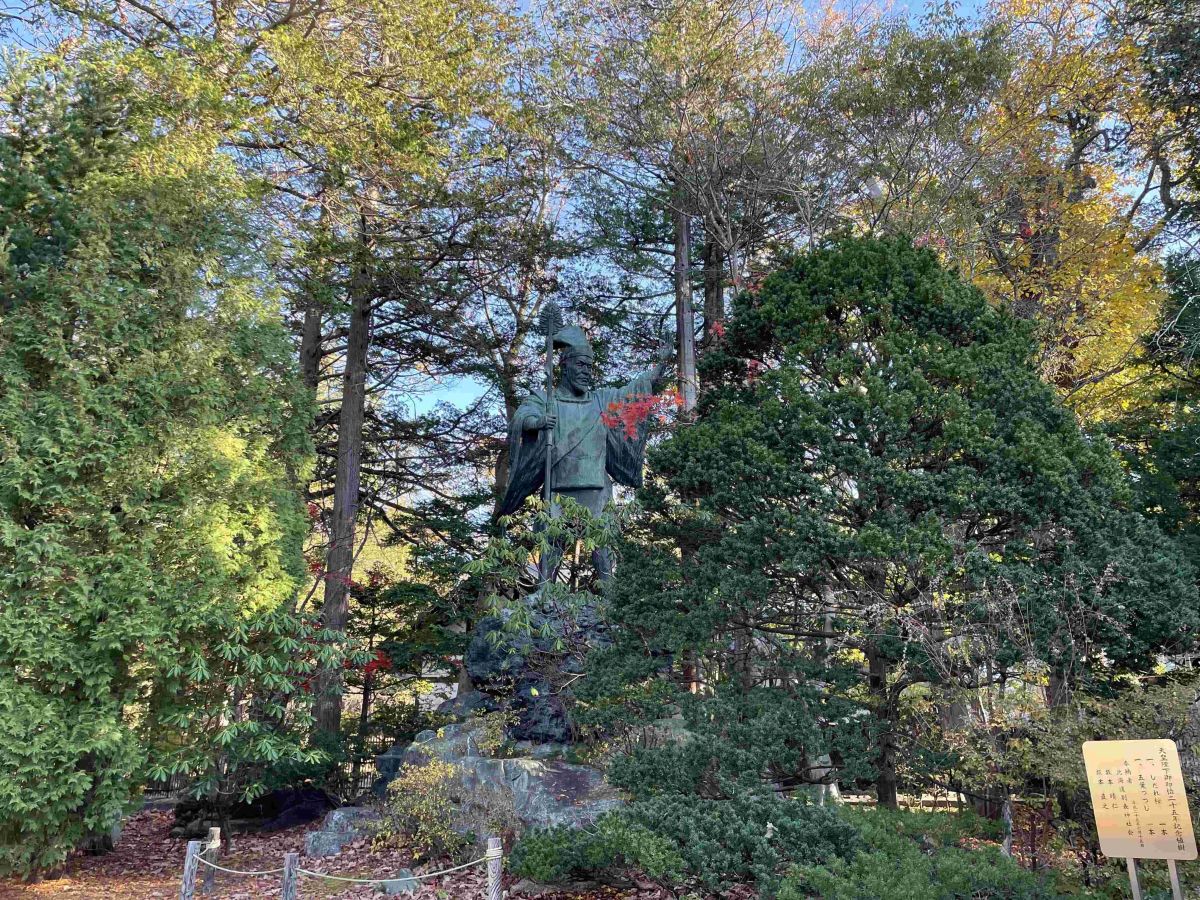 佐賀県出身の開拓判官、島義勇の像。札幌開拓にあたり「他日五洲第一都」（いつの日か世界一の都になるだろう）と詩に詠んでいます