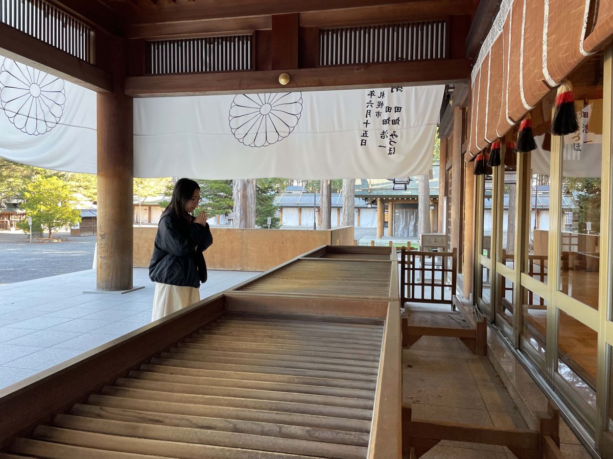 北海道の国土の神様である「大国魂神」、国土経営・開拓の神様である「大那牟遅神」、国土経営・医薬・酒造の神様である「少彦名神」、近代日本の礎を築かれた天皇である「明治天皇」の四神が祀られています