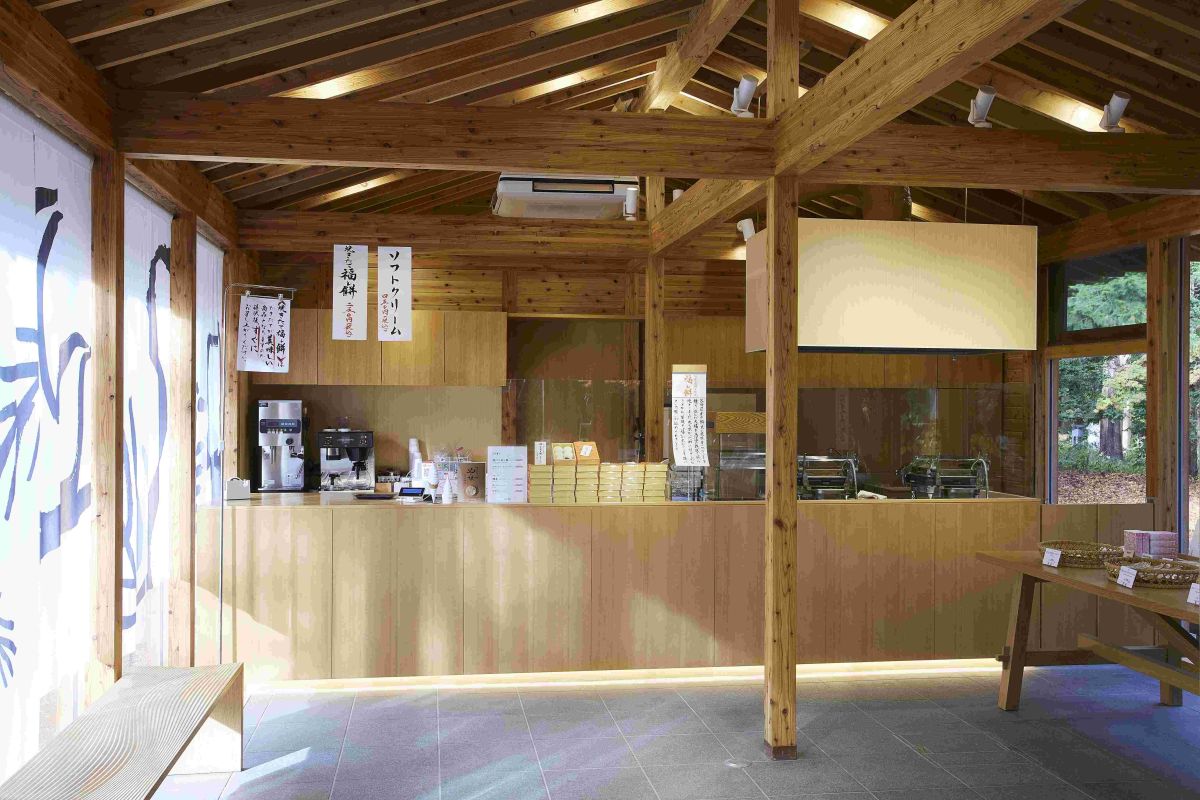 2019年オープン。店内・店前には座って購入品を味わえるベンチを用意／神宮茶屋
