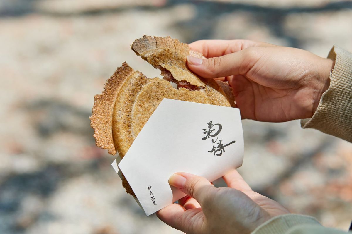 パリパリのお餅の香ばしさと食感は感動的。ぜひ味わってほしい逸品です！／神宮茶屋