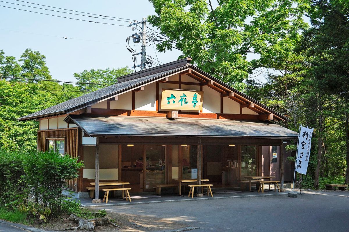 北一条駐車場と「令和の鳥居」のすぐ近くにある、六花亭神宮茶屋店／六花亭