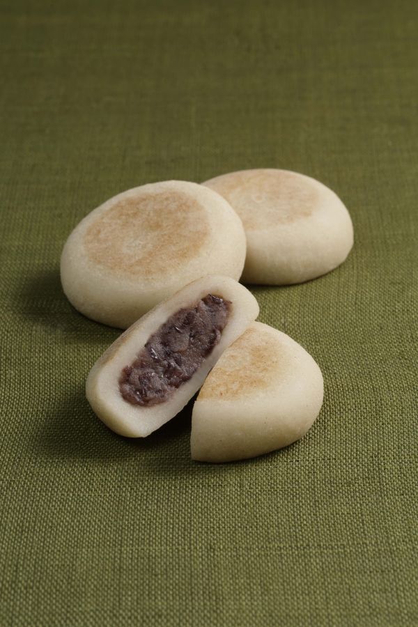 そば粉の香ばしさ、アツアツで柔らかい焼き餅の食感がたまらない「判官さま」。その名前は、札幌の街建設と神社造営に大きな功績を残した開拓判官・島義勇にちなみます／六花亭