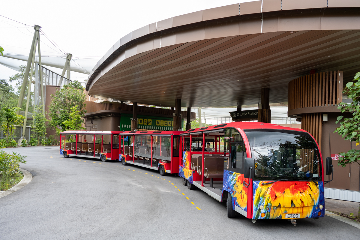 園内を走るシャトルを有効活用するのが、パーク巡りのコツ！