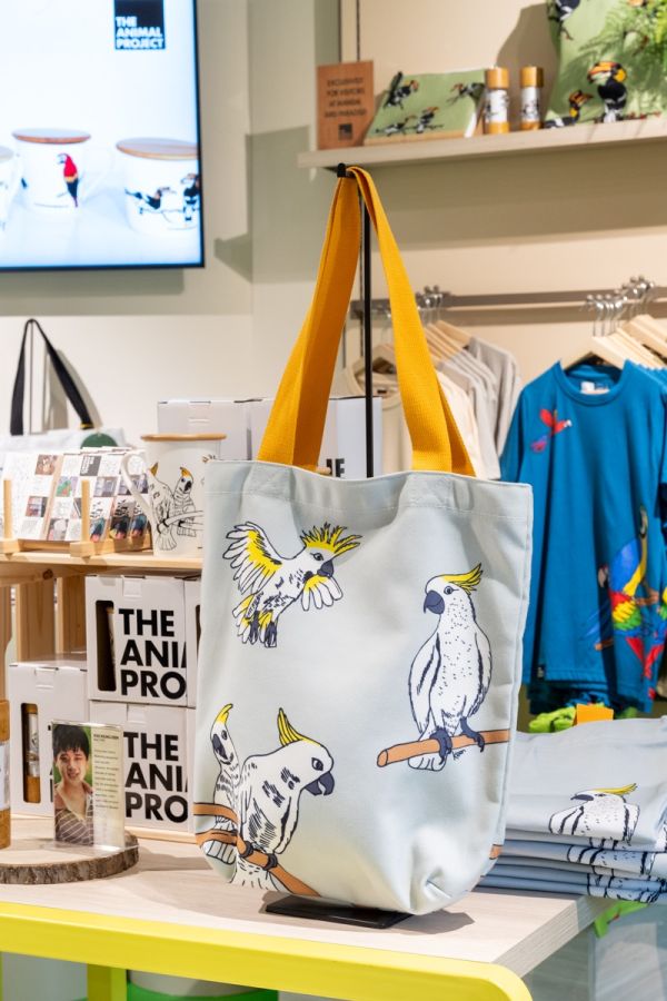 オウムが描かれたトートバッグS$32。「ザ・アニマル・プロジェクト」のバードシリーズ