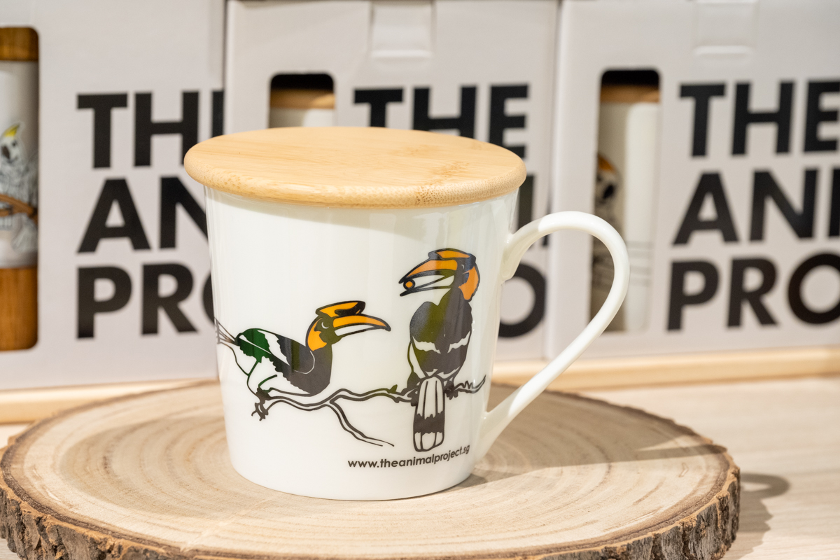 サイチョウの蓋付きマグカップS$24。「ザ・アニマル・プロジェクト」のバードシリーズ