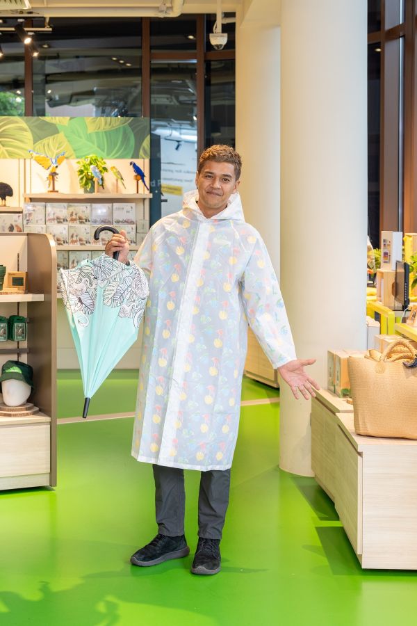 水に濡れると色が変わるポンチョS$39と傘S$29