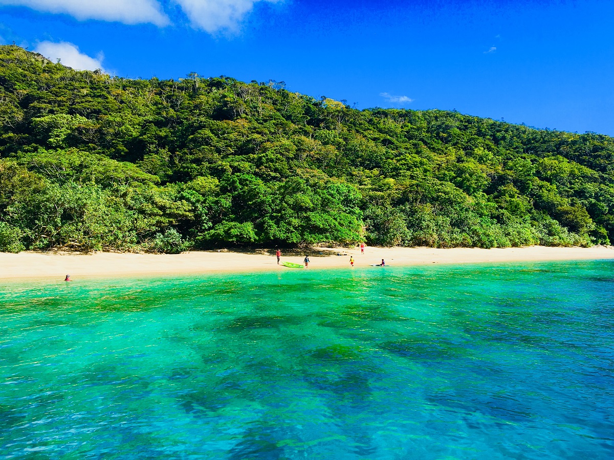 船でしか行けない無人ビーチに上陸して、自由に過ごすのもありです