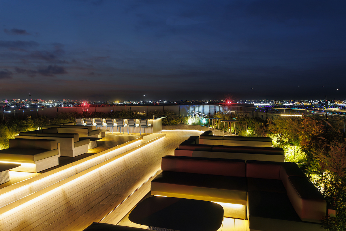 夜の「THE ROOFTOP」