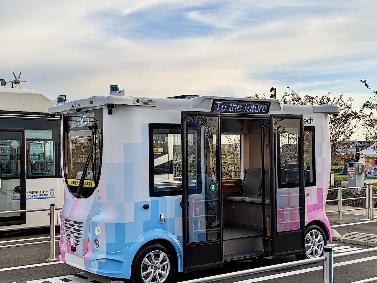 自動運転バス「Mica（ミカ）」。ナンバープレートを取得し、11月下旬に福岡で初めて公道を走る予定