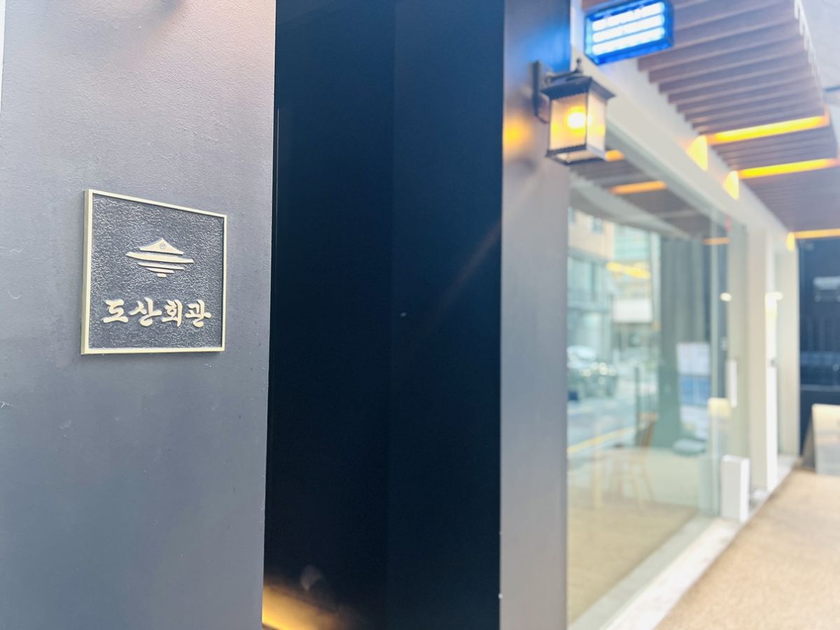 入り口は隠れ家のよう