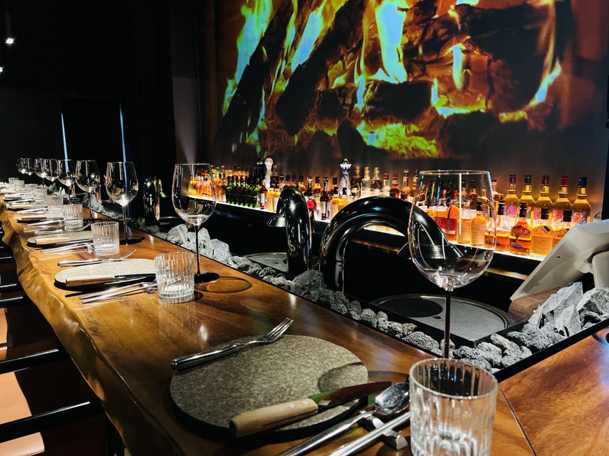 バーカウンターに並ぶお酒の種類も驚き。好きなお酒を飲みながら最高の時間を過ごしてほしい、とスタッフ。