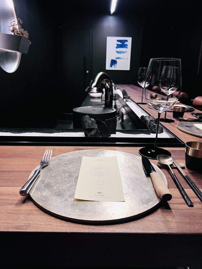 テーブルセッティングもモダンでおしゃれ