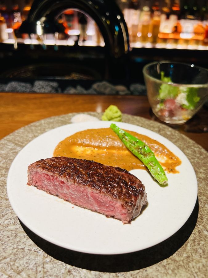 こちらはサルチサル（ロース）が焼き上がった写真。塩やワサビもありますが、一緒に出てくる特製ソースも美味。