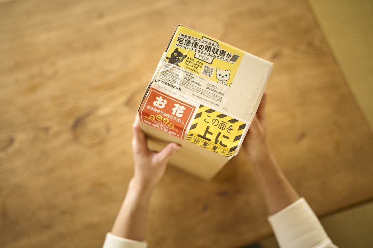 高さ40〜50cmほどの箱で届く