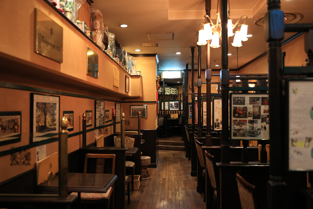 通路に沿って小さく間仕切りされた席がずらりと並ぶ