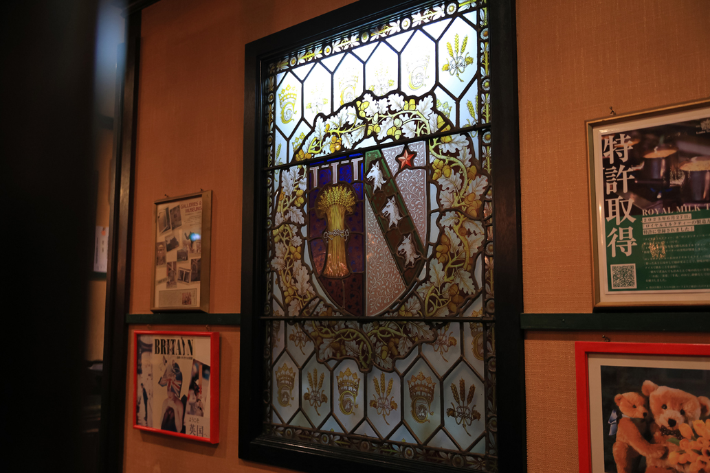 厨房とフロアを隔てる大きなステンドグラス