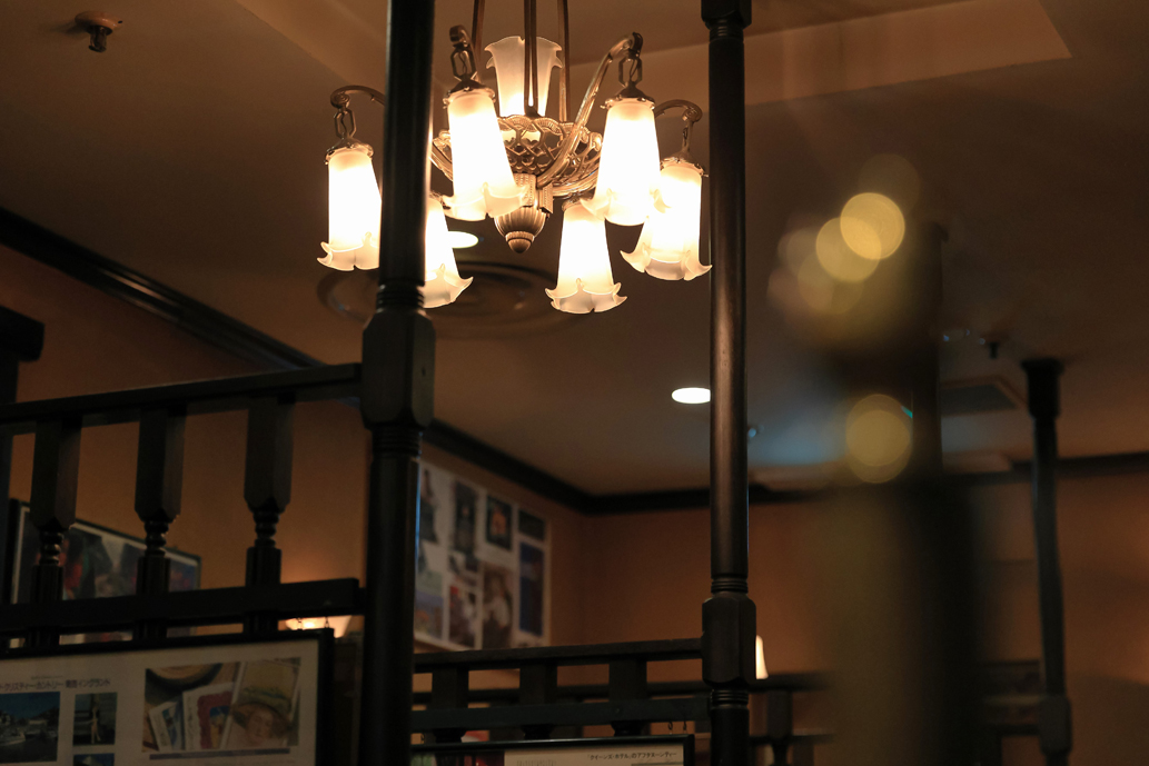 多彩なランプシェードが店内を彩る