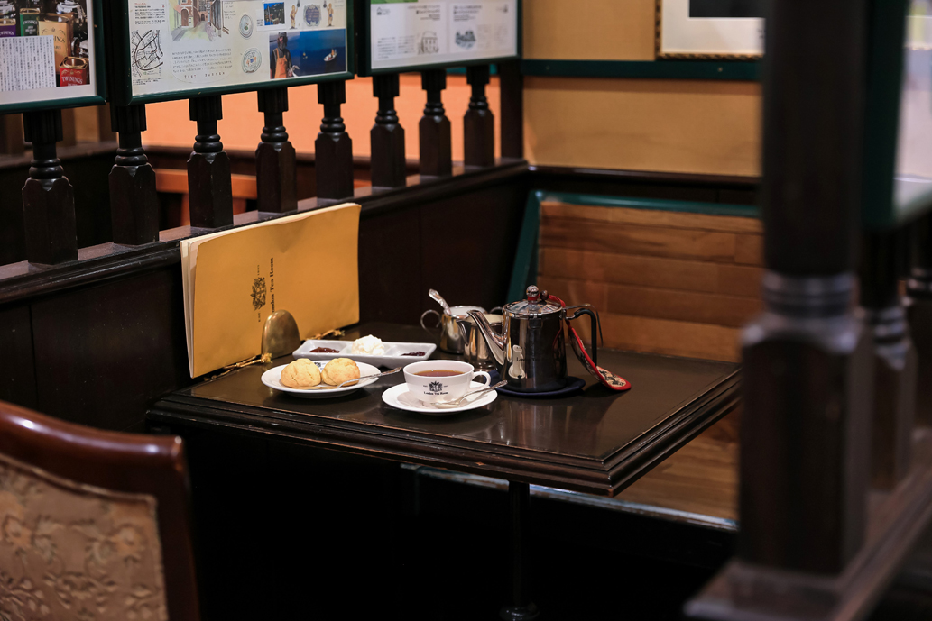 テーブルも小さく、秘密の隠れ家のよう