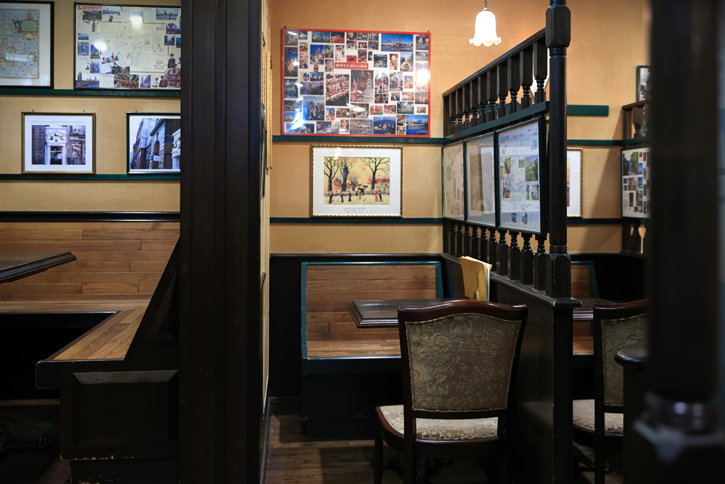 壁側の席はレトロな列車の木製イスのようで、見るもよし、座るもよしのかわいさ！