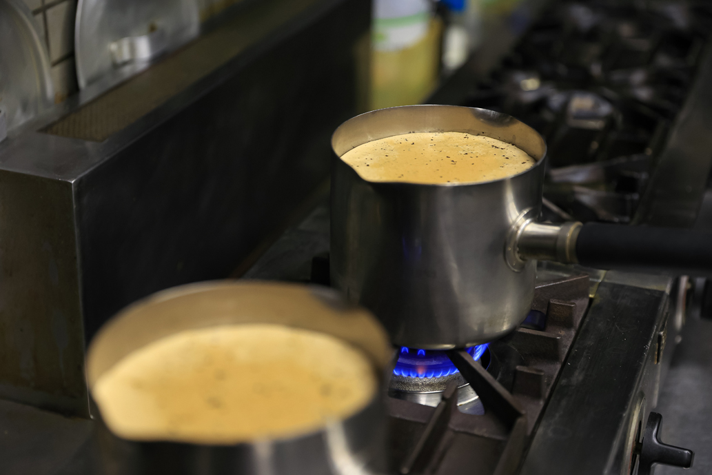 ミルクを入れ、吹きこぼれる直前まで煮立てる「ロイヤルミルクティー