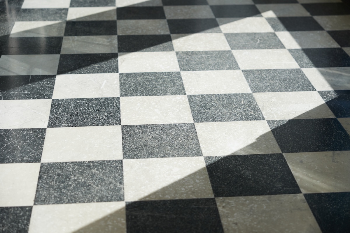 本館2階「ベランダ」の床。幾何学的模様はアール・デコの特徴のひとつ