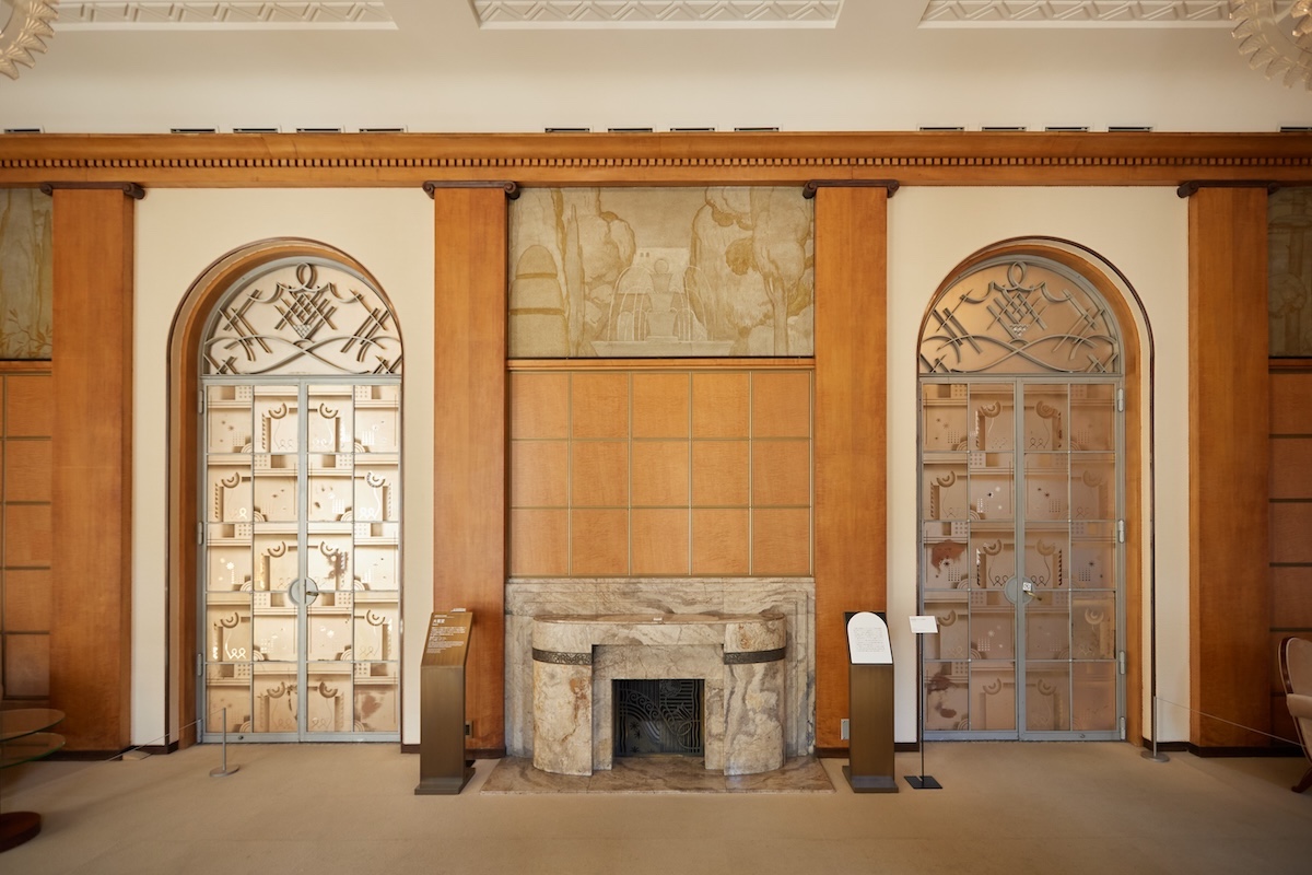 アール・デコらしい左右対象のシンメトリーが印象的な本館1階「大客室」