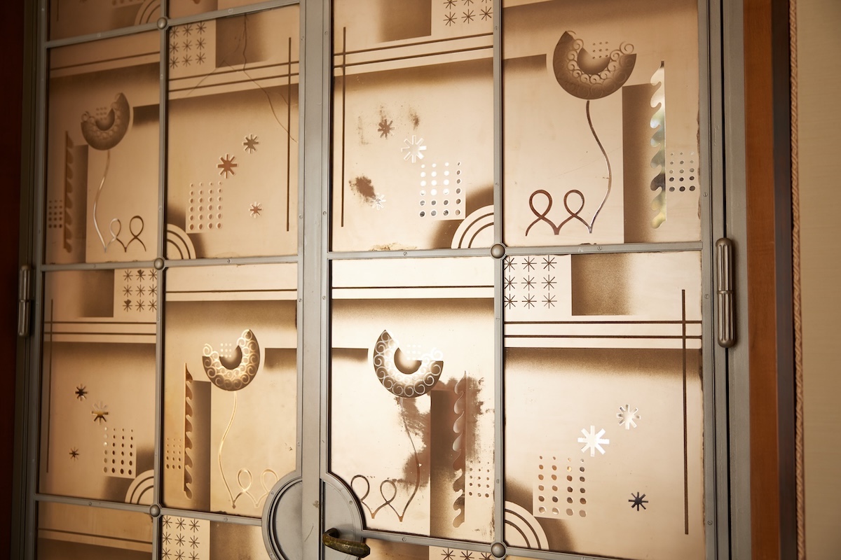 玄関からすぐの「大広間」とこの「大客室」をつなぐ扉。色褪せることのないモダンなデザイン