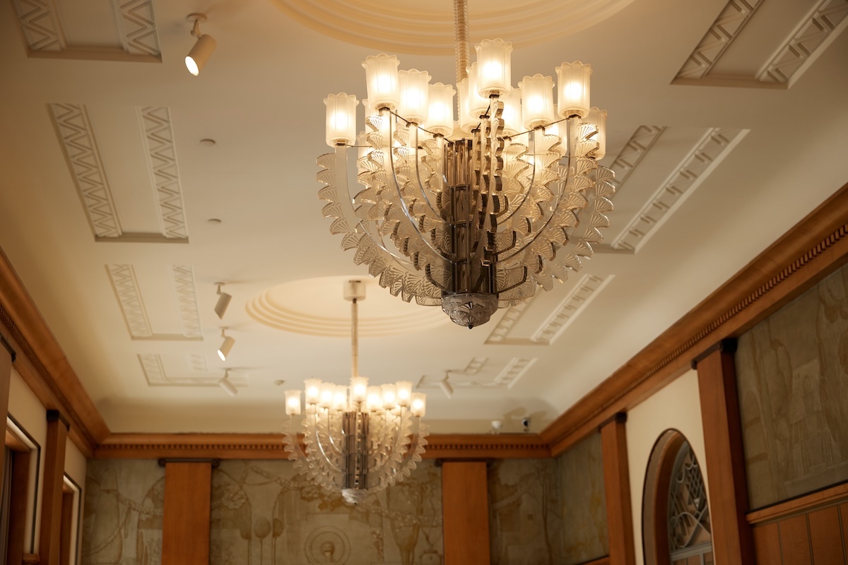 花束のようなデザインのシャンデリア