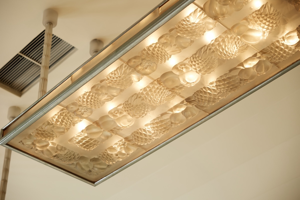 食堂にふさわしく食べものをデザインしたシャンデリア