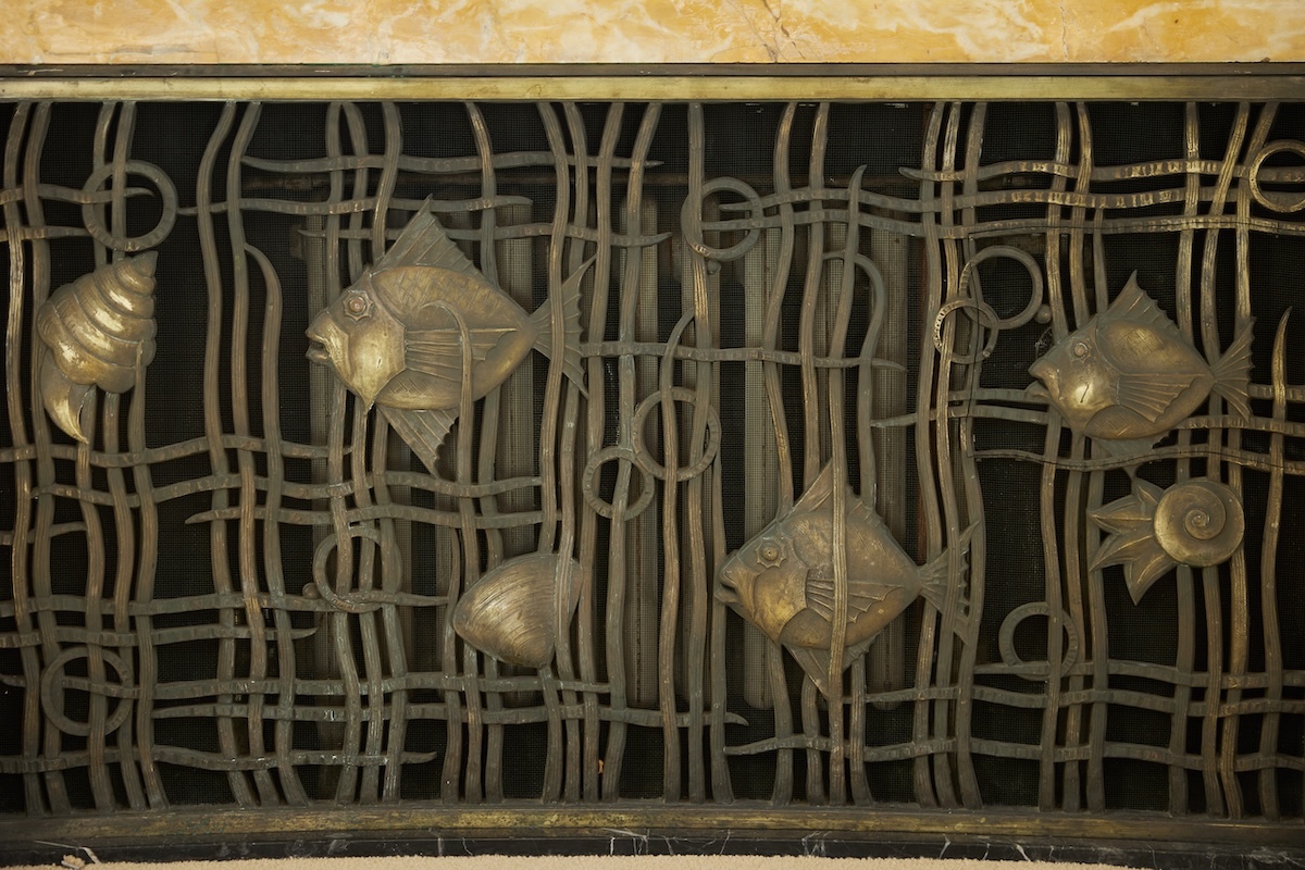 窓の下に置かれた暖房器具を隠すラジエーターカバー