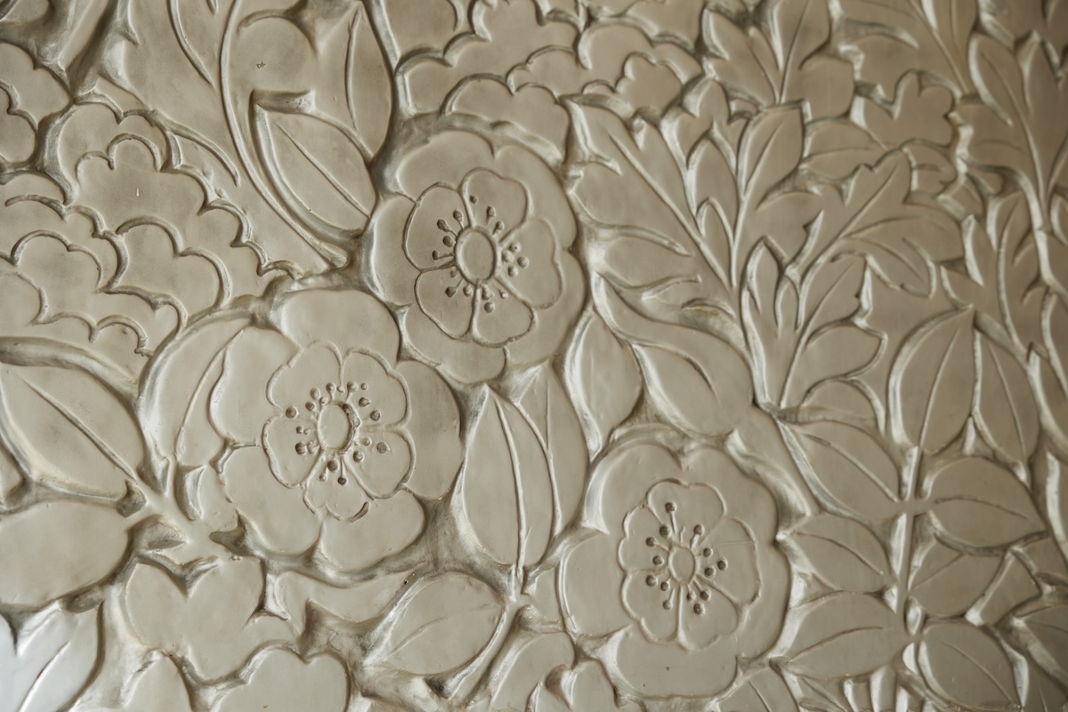 植物をかたどった壁面レリーフ