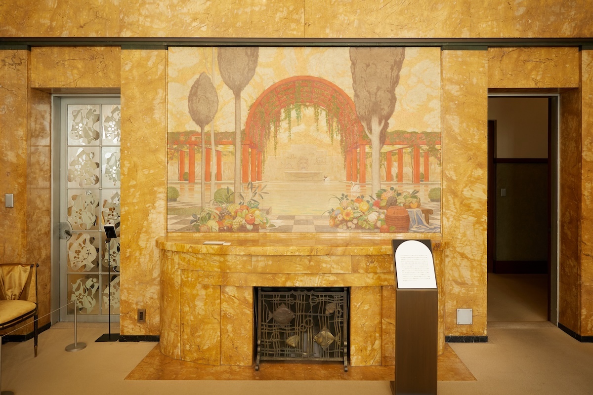 暖炉の上にはヨーロッパ風の庭園を描いた壁画