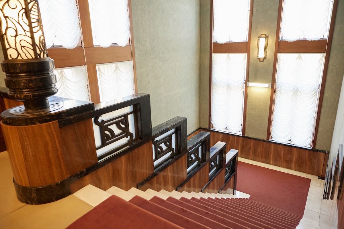 「大階段」を2階から見下ろしたところ