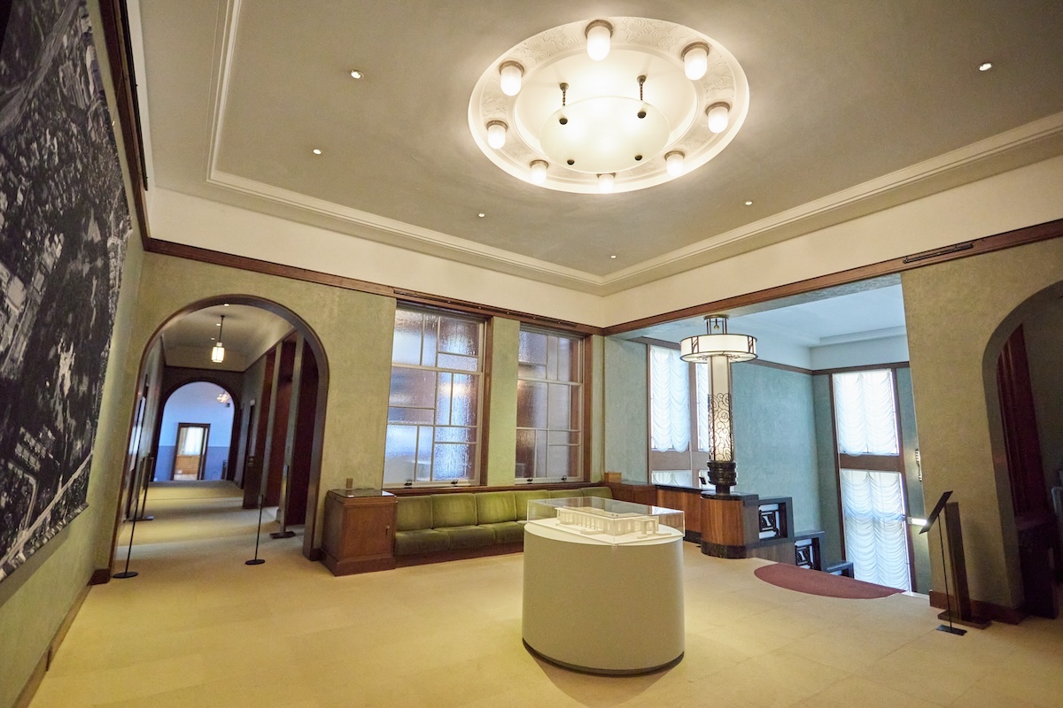 「大階段」を上がった先にある「二階広間」。奥のソファにみんなで座り、家族団らんを楽しんでいた