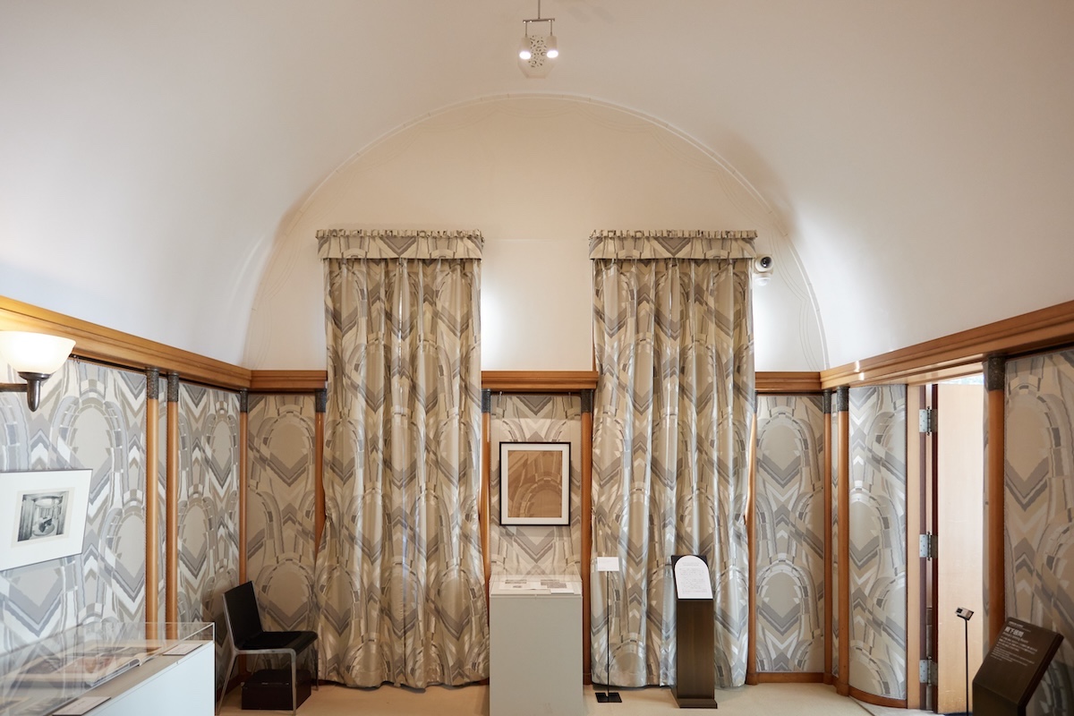 よく見ると噴水がモチーフの壁紙とカーテン