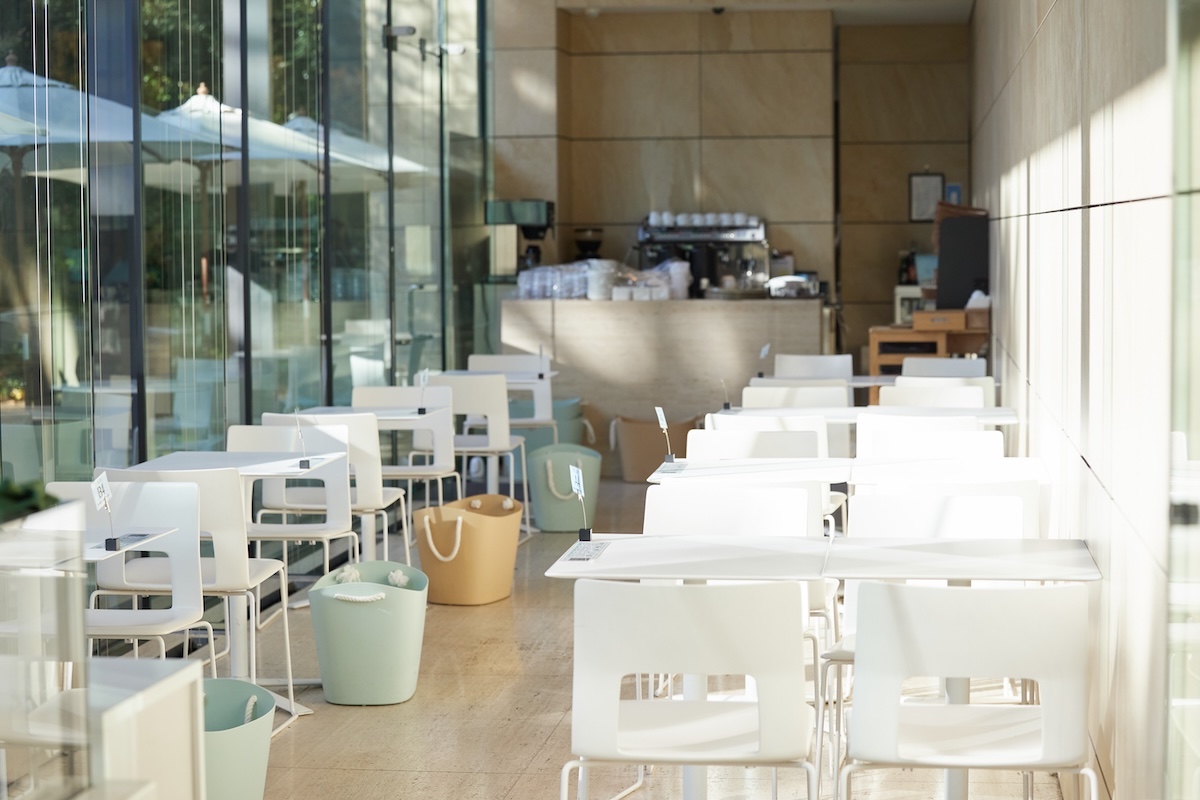 店内にはテーブル席が並ぶ