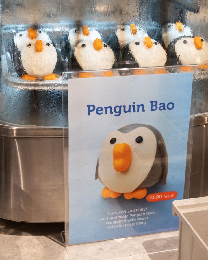 蒸し器にずらりと並ぶペンギンまんS$3.90。中身はあずき