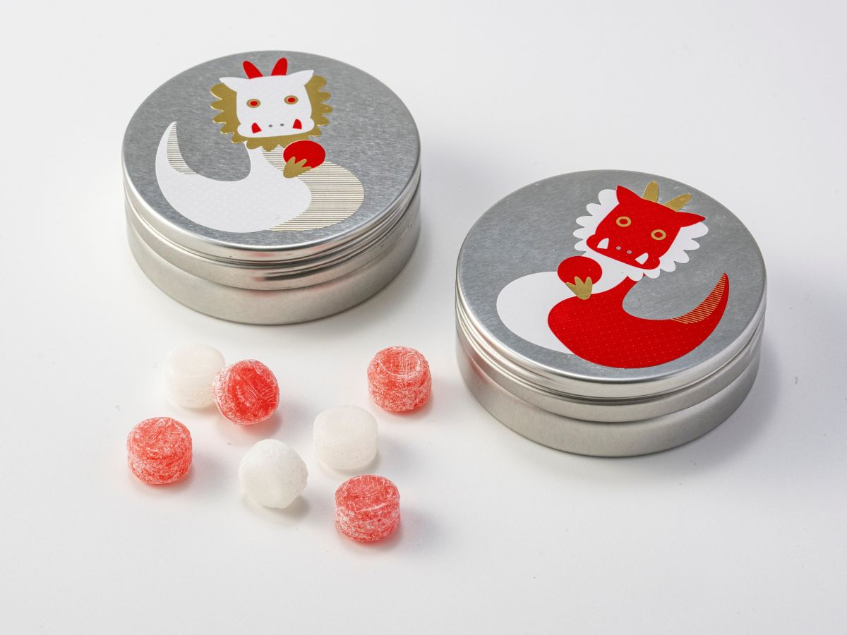 （左）縁起缶キャンディ 白たつ／（右）縁起缶キャンディ 紅たつ  各1缶　600円