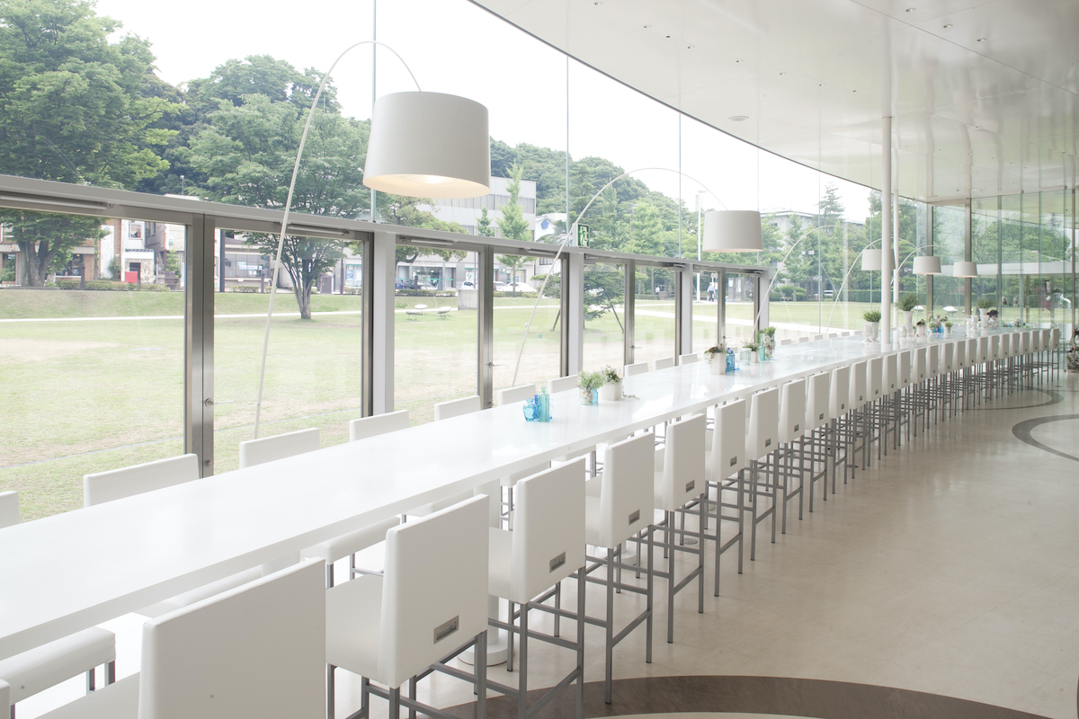 芝生広場を眺めながら食事ができる（写真提供：カフェレストランFusion21）