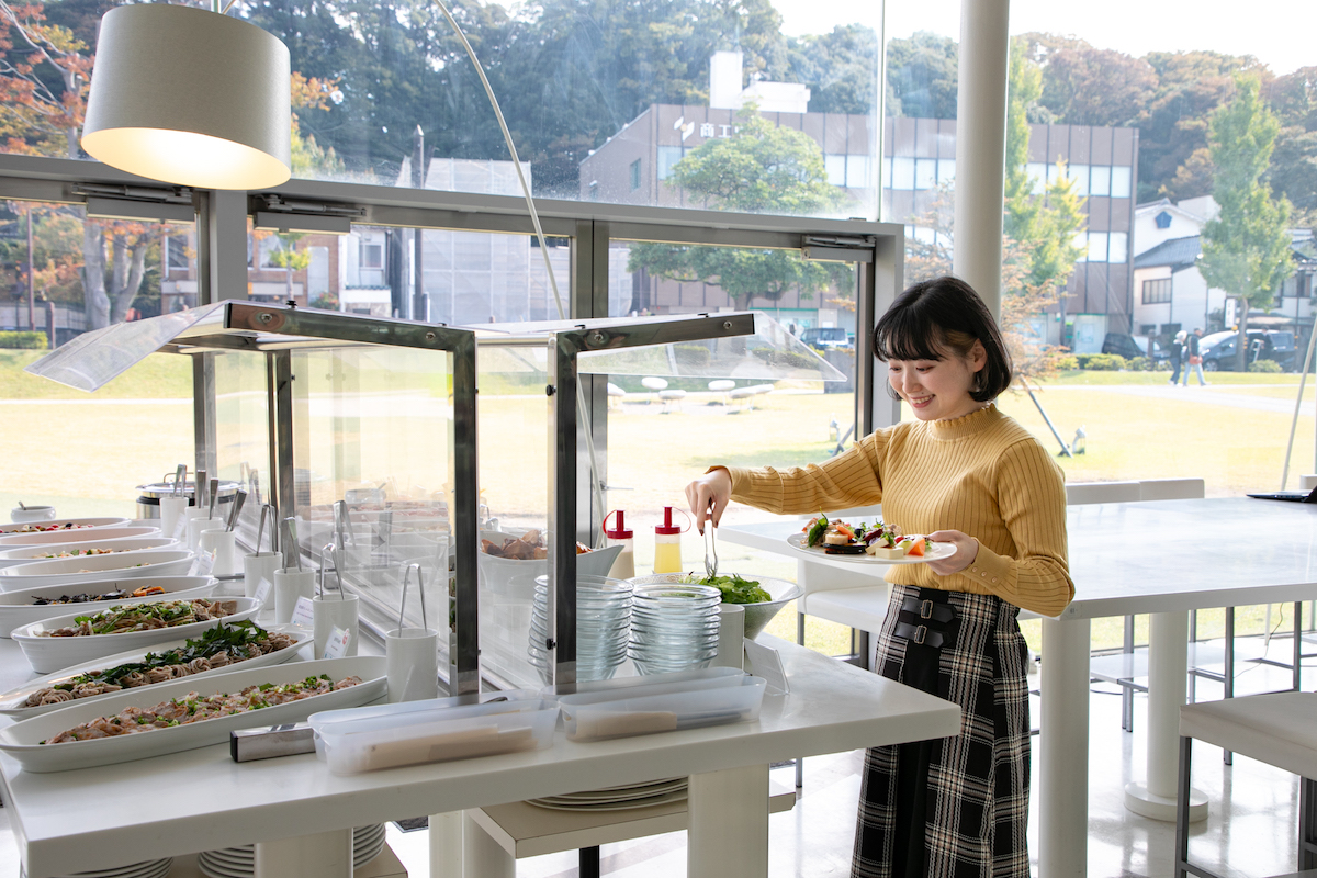パレットのようなお皿に前菜を盛り付けるのは楽しい時間