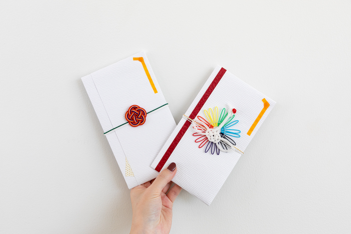 「Mizuhikimie 祝儀袋（梅）」1枚1210円（写真左）、「Mizuhikimie 祝儀袋（虹色鶴）」1枚1760円（写真右）