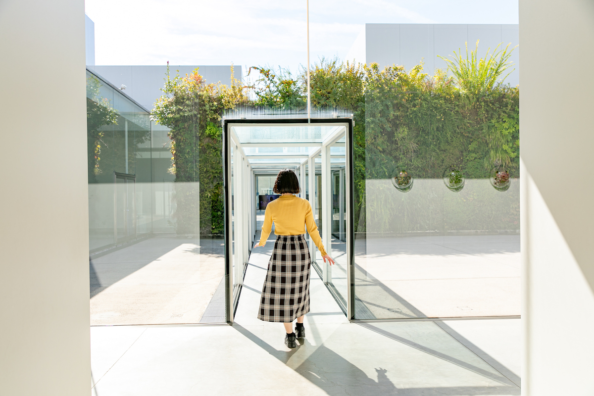 ≪緑の橋≫（パトリック・ブラン/2004）のガラスの廊下へ進む様子