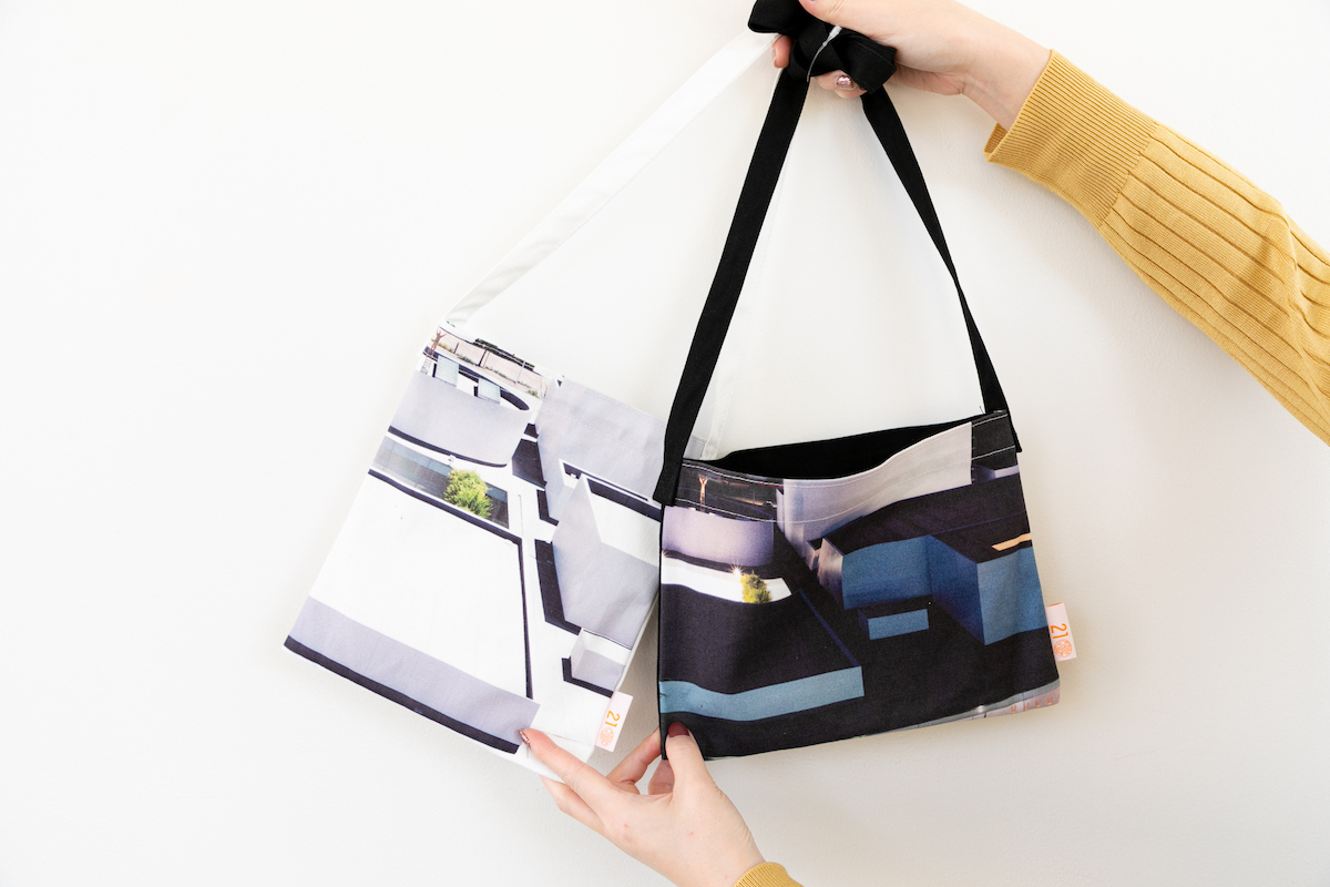 「金沢21世紀美術館 オリジナルサコッシュ≪昼・夜≫」各2200円