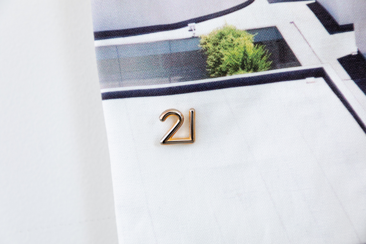 「ミュージアムショップオリジナルピンバッチ」550円 ※写真のサコッシュは別売り