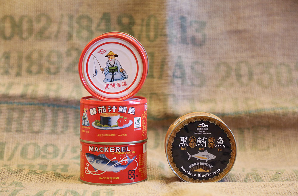 トマト風味サバ煮缶NT$110(3個入り)、黒マグロ缶NT$129