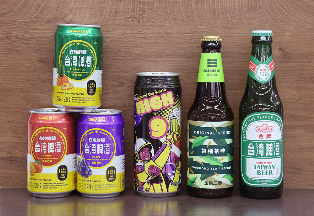 (左から)台灣啤酒フルーツ味各NT$32、哈酒特攻-太空漫步NT$79、金色三麥包種茶啤酒NT$125、金牌台灣啤酒NT$38