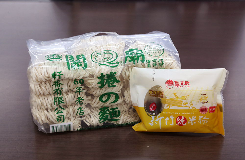 軒香捲Q麵 NT$125(左)、聖光牌新竹純米粉NT$50